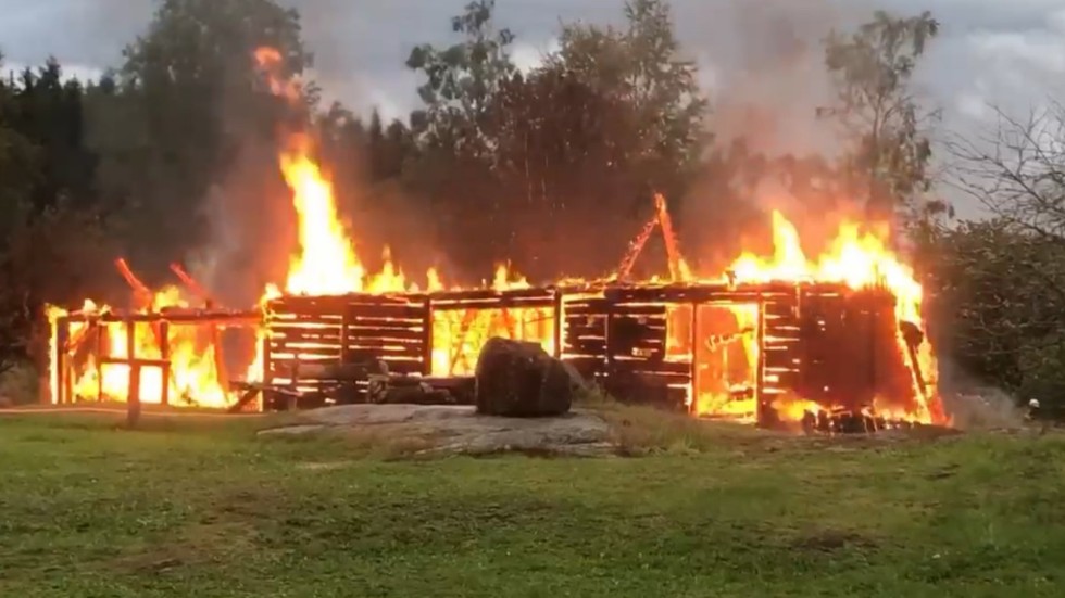 Branden i den k-märkta ladugården vid Råås kvarn uppkom i samband med ett åskoväder. 