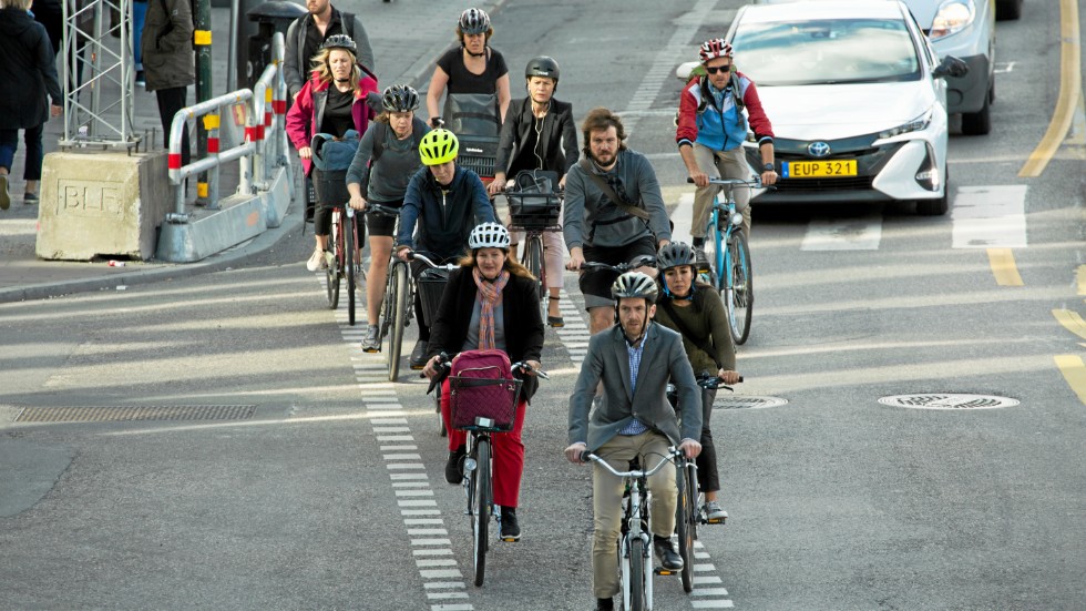 Använd moroten i stället för piskan – uppmuntra cyklande och promenerande genom att minska bilismens utrymme i stan, skriver Ingela Björck.
