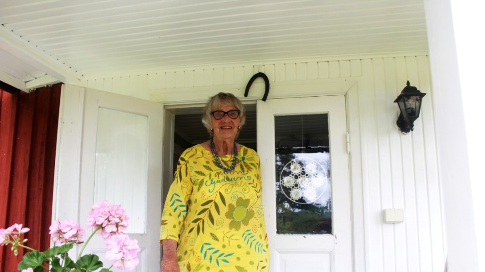 1955 fick hon en tjänstebostad i Björnsholm. 1963 flyttade hon till Överum där hon blev kvar. På somrarna bor hon och den numera stora familjen i Kolsebro där hennes man Stig växte upp.