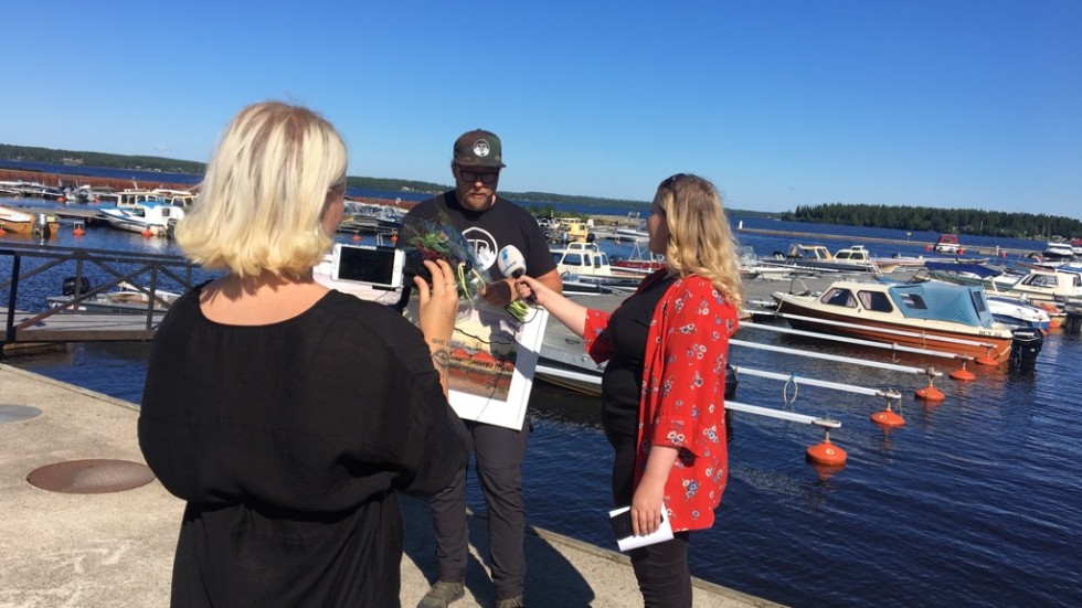 Pontus Johansson blev Årets Luleåbo 2020. Här tar han emot priset och blir intervjuad av reportern Amanda Liikamaa.