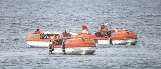 Övning med livräddningsbåtar vid kryssningskajen