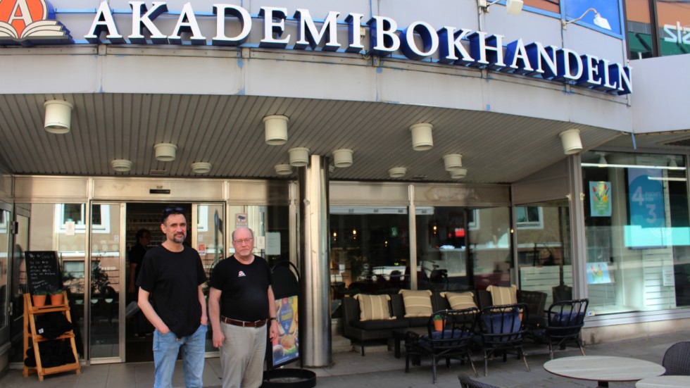 Butikspersonalen Johan Zieger och Leif Löfqvist ser fram emot öppningen av Akademibokhandeln på Nygatan igen. "Det känns fantastiskt", säger Johan Zieger.