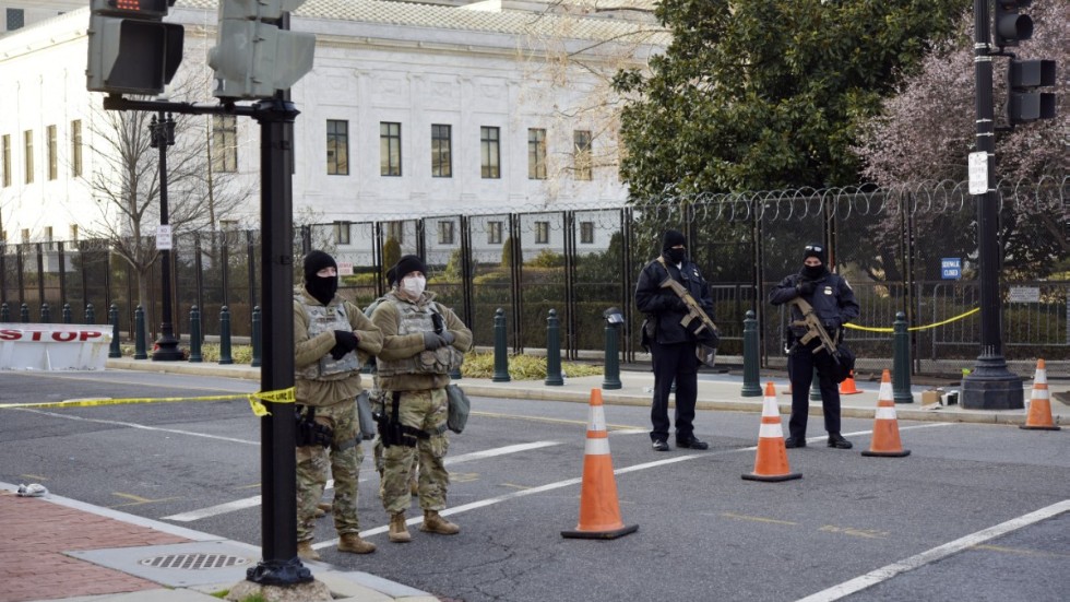 Nationalgardet på Washington DC:s gator. Säkerheten är stor utanför Kapitolium inför ceremonin under onsdagen där Joe Biden formellt svärs in som USA:s näste president.