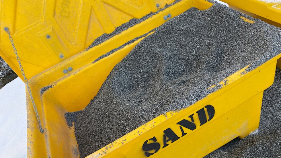 En låda med sand skulle kunna lösa de återkommande trafikproblemen, menar skribenten. 