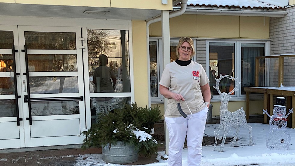 Susanne Ragnarsson och hennes kollegor på Hemgården i Målilla har täckt upp för varandra sedan i november, i syfte att skydda de boende bättre mot covid-19. 