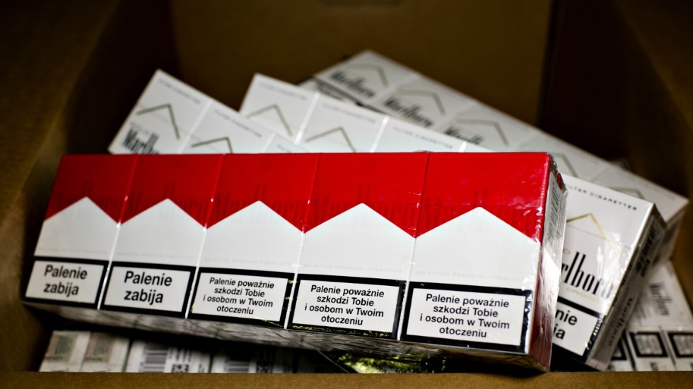 Cigaretter och sprit hittades i lönnfack och kartonger i en lagerlokal. Arkivbild.