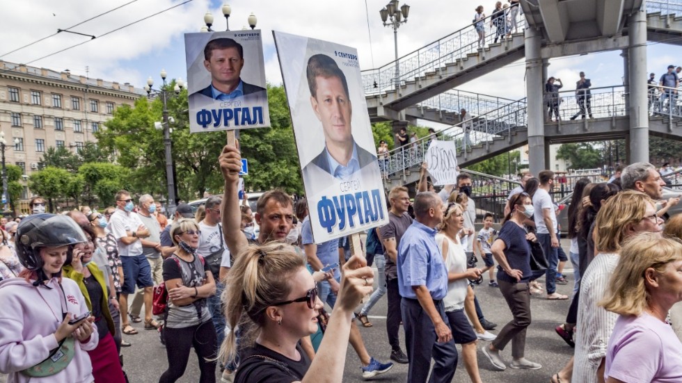 Demonstranterna höll upp plakat med Sergej Furgals porträtt.