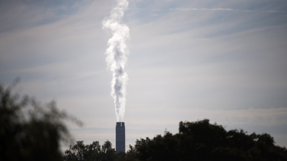 – Ett högt pris på utsläpp gör det mer lönsamt att investera i förnybara och klimatsmarta tekniker. De fossilfria företagen blir vinnare, och det är ju tanken med utsläppshandeln, säger Fredrik Hannerz.