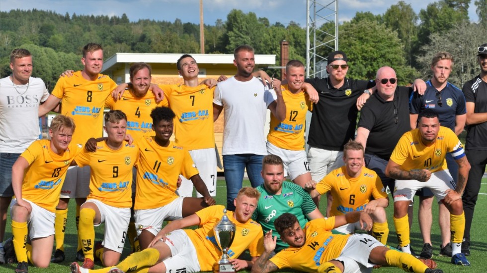 Kisa BK var strålande glada, inte förvånande efter att ha vunnit mot division 4-klubben Rimforsa. 
