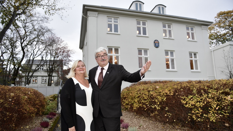 Håkan Juholt lämnar ambassadörsposten. Här tillsammans med sin hustru Åsa utanför residenset i Reykjavik. Arkivbild.