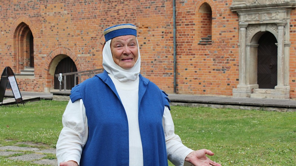 Ingegerd Lindaräng gestaltar den heliga Birgitta på Gräsgården i Vadstena sommaren 2020. Gestaltningar, som hon har gjort i många år, är ett av skälen till att hon får årets Birgittapris. Arkivbild.