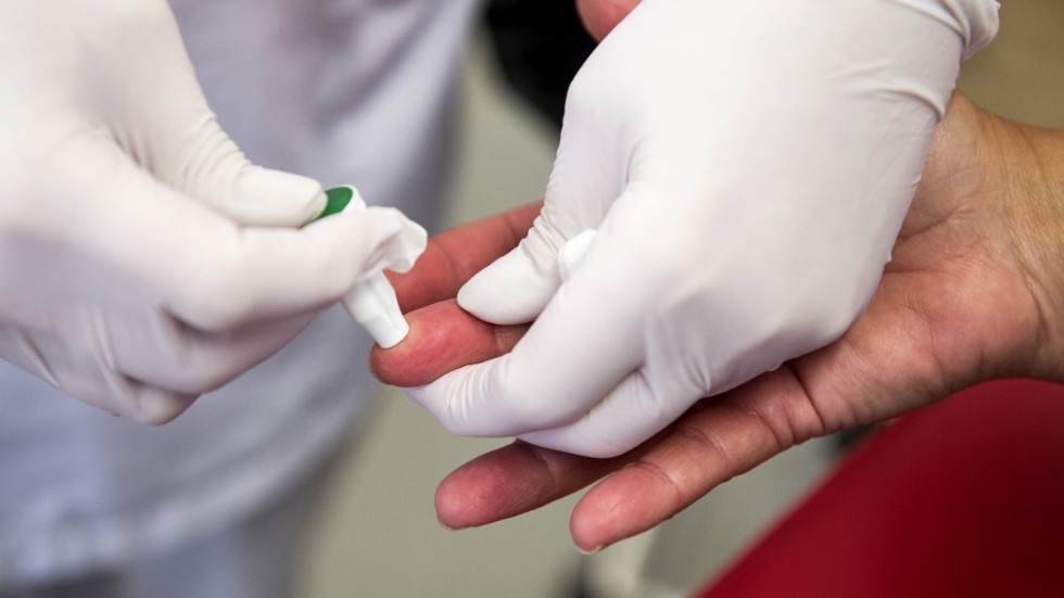 En vuxen behöver klara av att ta ett enklare blodprov i fingret på ett barn med diabetes.