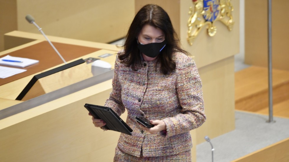 Utrikesminister Ann Linde (S) fick hård kritik för regeringen hantering av säkerhetspolitiken i riksdagens utrikespolitiska debatt.