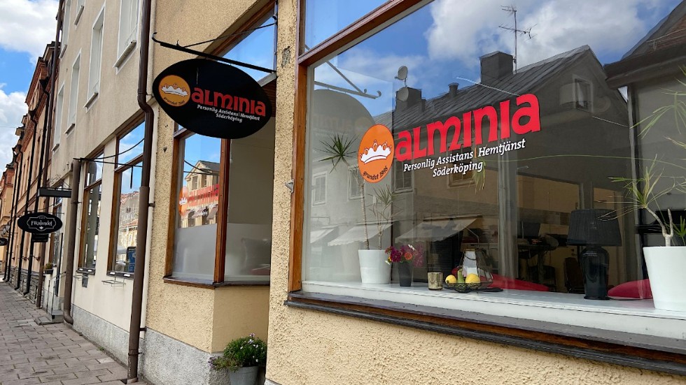 Alminia AB har förlorat sitt tillstånd att bedriva hemtjänst i Katrineholm. Det betyder att vi kunder förlorar den bästa hemtjänsten som finns och personalen förlorar sina jobb, skriver en orolig brukare.
Bilden: Alminia i Söderköping.