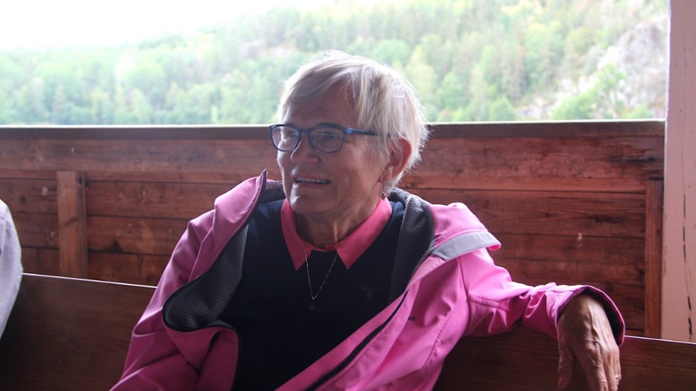Mona Forsell kommer från Linköping och har inte varit på dansbanan på Valö på närmre 60 år. "Jag kände igen allt när jag gick över bron", säger hon. 