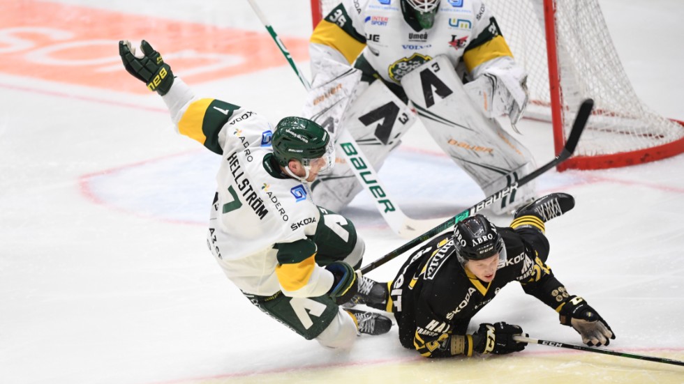 Björklöven får fortsätta spela matcher i hockeyallsvenskan trots att en utredning om matchfixning pågår. Arkivbild.