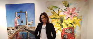 Skivaktuella artisten ställer ut målningar i Linköping