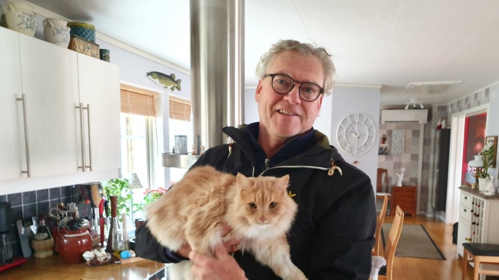Thomas Fransson och katten "Lill-Strimma". Namnet kommer från den tidigare hockeyspelaren Lennart Svedberg som kallades "Lill-Strimma"