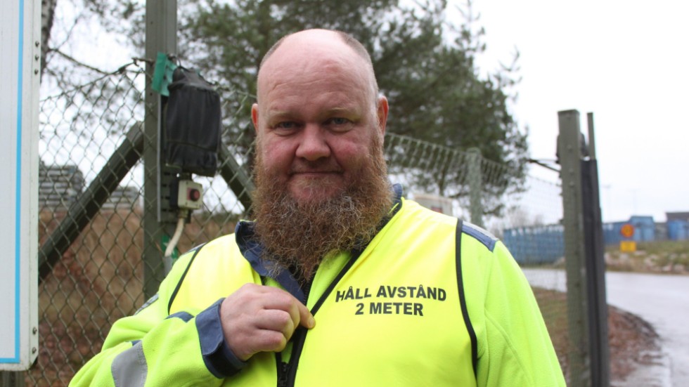 Personalen på ÅVC i Vimmerby har utrustats med västar som uppmanar att hålla avstånd. "Men det är inte alla som följer det, i lördags var det halvkaos", säger Fredrik Norell