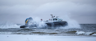 Båt fastnade i isen – nödställda hämtade med svävare