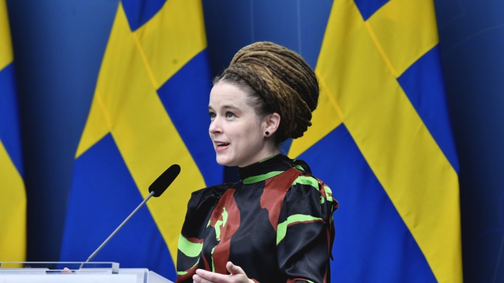 Kulturminister Amanda Lind (MP) presenterade en ny tillfällig pandemilag och beskrev pandemin som den största samhällskrisen i Sverige under modern tid.