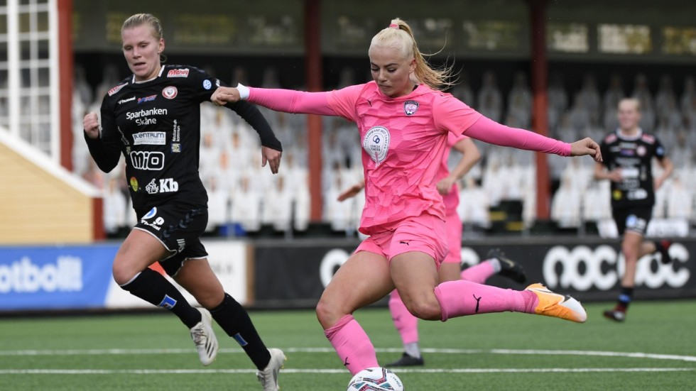 De damallsvenska topplagen Kristianstad, i svart, och Rosengård, rosa, möts i Svenska cupens gruppspel. Arkivbild.