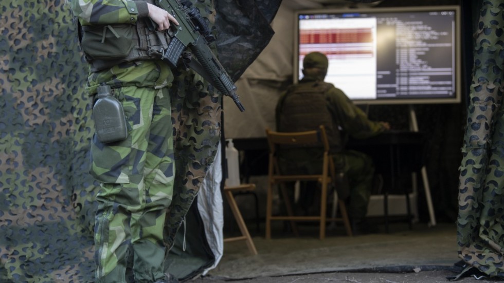 Cybersoldater. Försvarsmakten dubblar antalet värnpliktiga cybersoldater och rustar inför kommande digitala hot. Det är avgörande för Sverige att stärka sin cybersäkerhet mot främmande makt - i dag och inför framtiden.