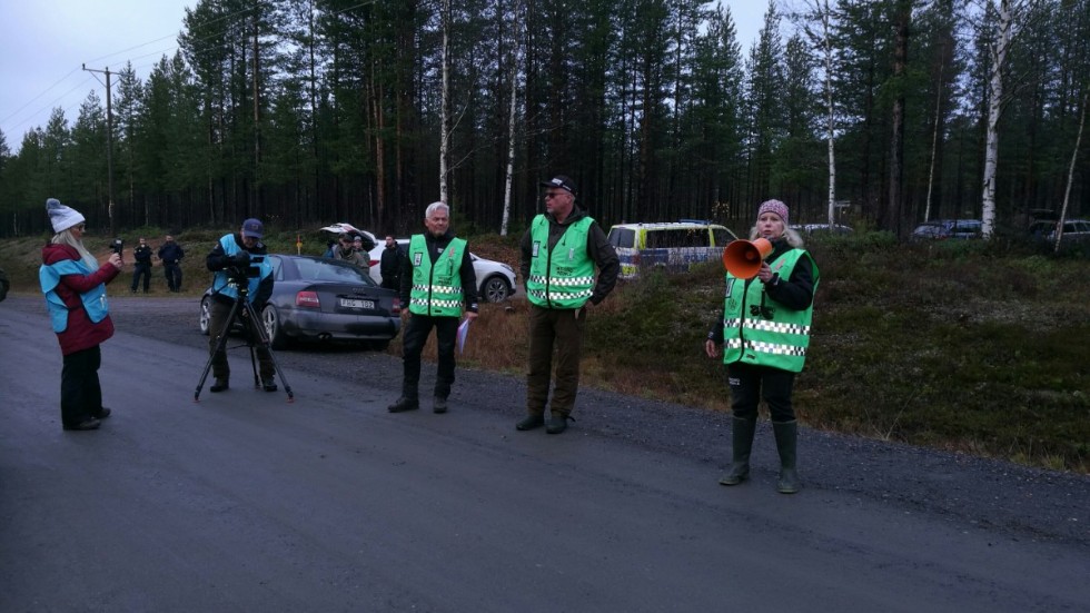 Missing People Norrbotten körde coronasäker genomgång och höll avstånd. Versamhetsledaren Magdalena Nordsvan använde megafon för att höras.