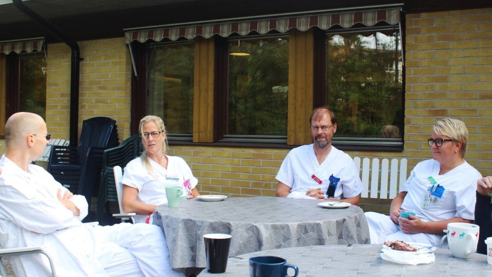 Kamil Uminski, Helene Derbert, Örjan Johansson och Pernilla Eklöv jobbar på Stora trädgårdsgatans vårdcentral. De berättar om sina erfarenheter sedan pandemin slog till i våras. 