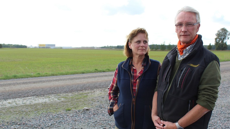 Gabrielle och Henning Trozelli på Björnsnäs gård utanför Norrköping svarar idag tillsammans med andra kycklingbönder på en kritisk artikel om "Turbokycklingar" från SD-politiker i Norrköping.