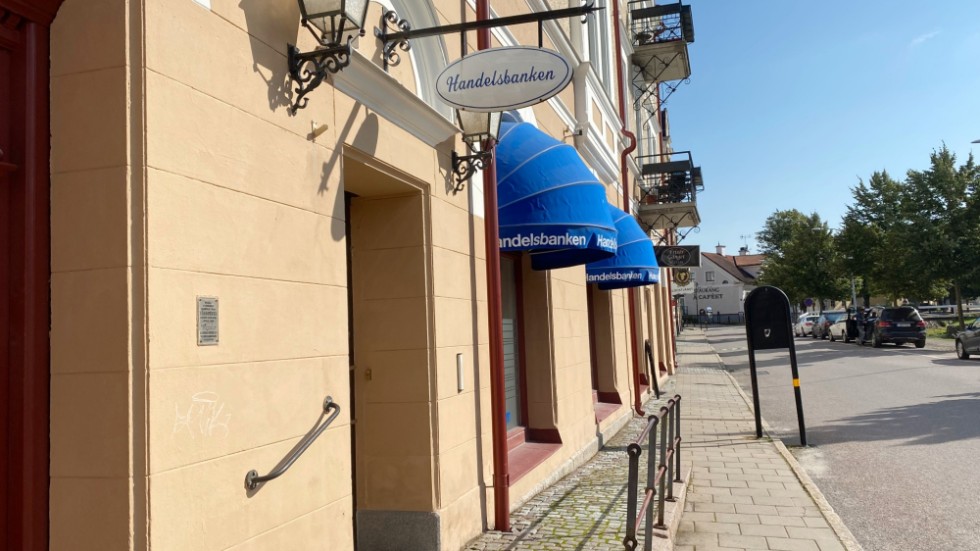 Om beslutet att stänga lokalkontoret här i Söderköping står fast kommer många att söka sig till en mer lättillgänglig bank, skriver fyra söderköpingsbor.