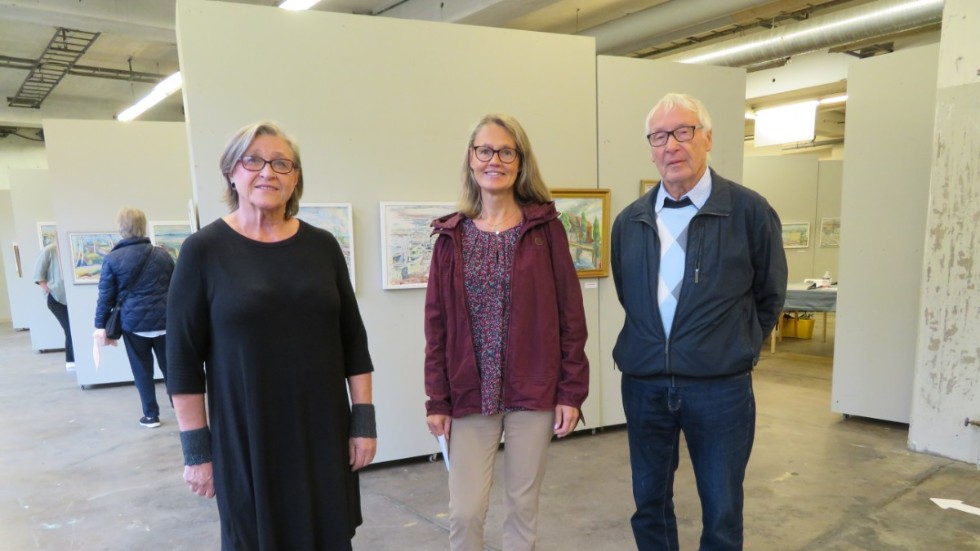 Britta Augander och Lars-Arne Paulsson flankerar Ingvar Lindsténs dotter Desirée Lindstén, som uppskattade att pappans gamla vänner hade ordnat utställningen.