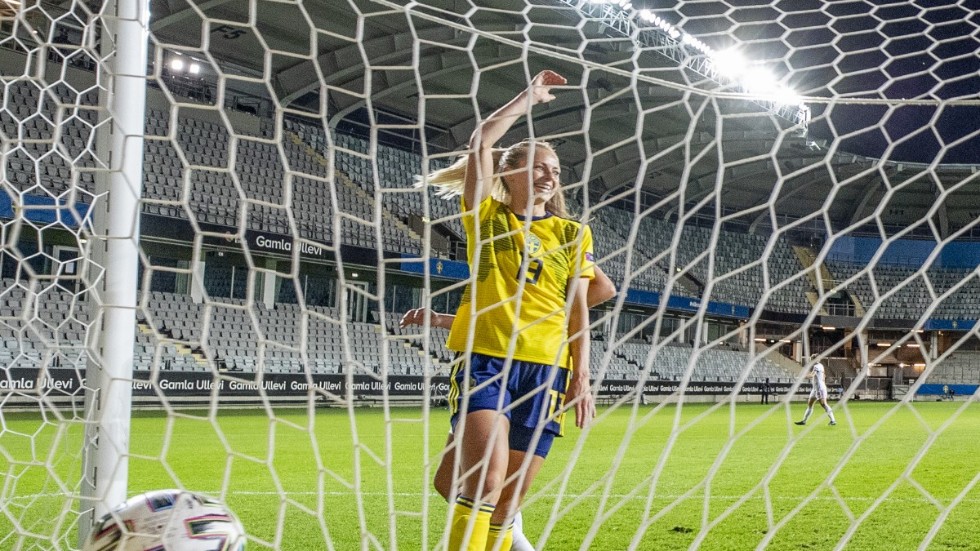 Sveriges Amanda Ilestedt jublar efter 7-0 målet under EM-kvalet mot Ungern.