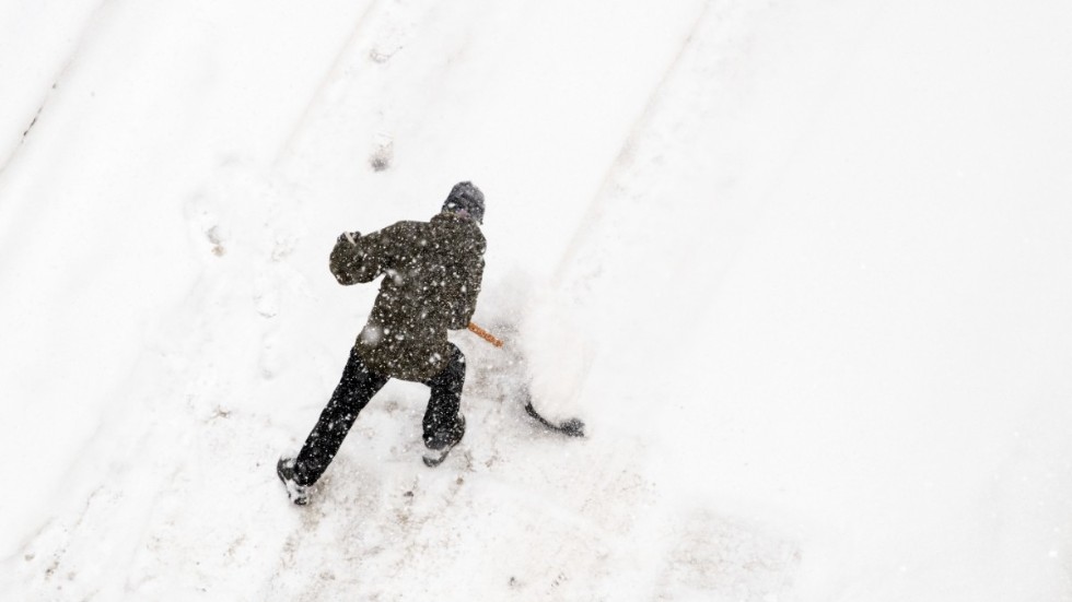 Skribenten, inte personen på bilden, fick skotta ett tag för att få bort snön. 