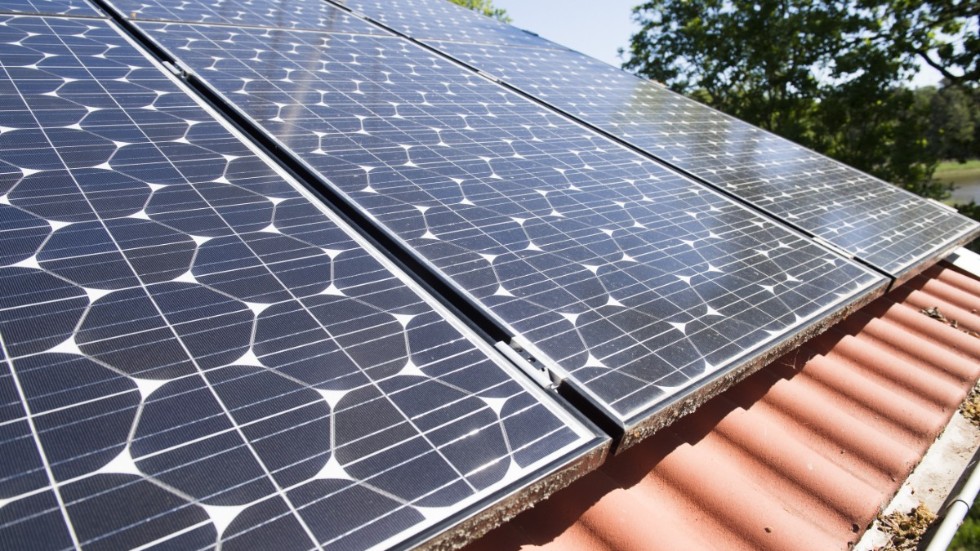 Hus med solceller på taket gör släckningsarbetet svårare för räddningstjänsten. Arkivbild.