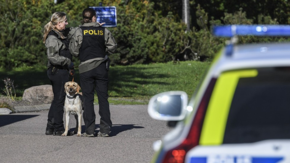 Polisen sökte bland annat med hund efter det ännu olösta dubbelmordet i Arlöv i oktober i fjol.