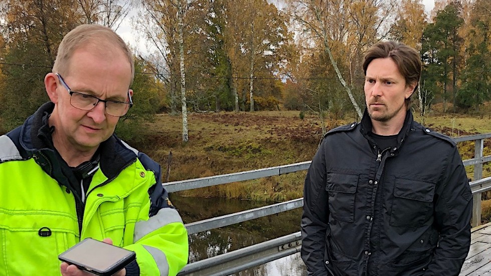 Patrik Axelsson är orolig för att bron över Emån inte prioriteras av Trafikverket. "Vi måste tillbaka till den standard som var", säger han. På bilden också lantbrukaren Folke Pleijert vid ett tidigare möte om broavstängningen.