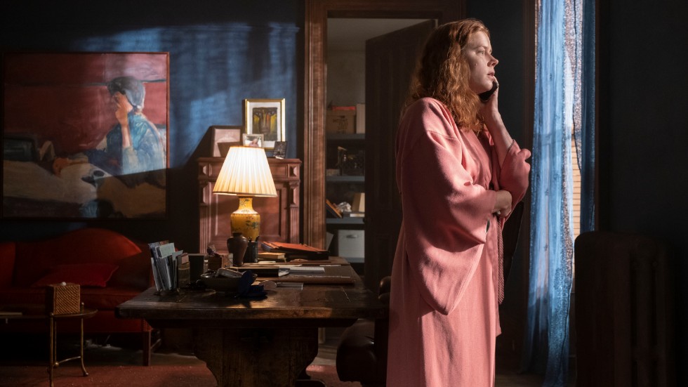 Anna (Amy Adams) tror sig bevittna ett mord i huset mittemot i den bildmässigt snygga men i övrigt haltande thrillern "Kvinnan i fönstret".