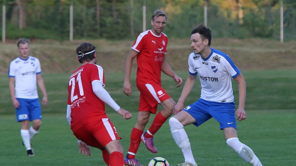 Anton Carlsson gjorde Tunas mål på straff när laget föll med 3-1 mot Myresjö/Vetlanda i premiären.