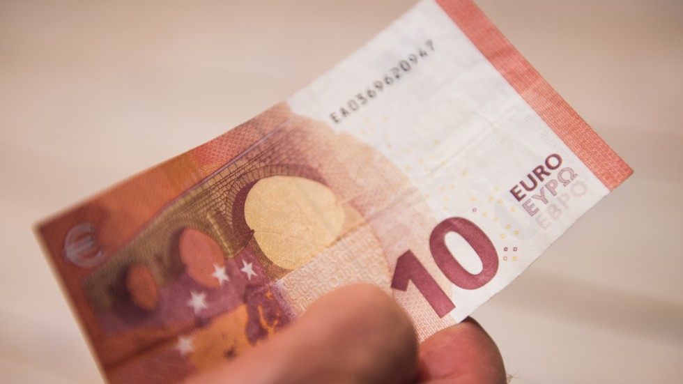 För Sveriges del är fördelarna betydligt större med flytande växelkurs än att ansluta sig till euron, anser Christer Nylander.