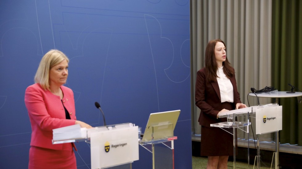 Finansminister Magdalena Andersson (S) och finansmarknadsminister Åsa Lindhagen (MP) presenterar föslag på en utökning av de riktade inkomstskattesänkningarna från ifjol.