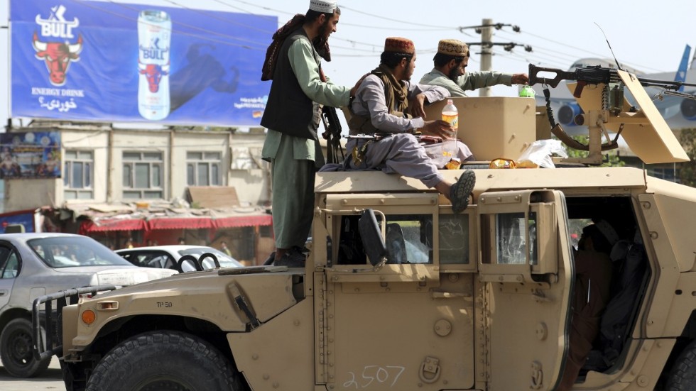 Talibaner vaktar utanför den internationella flygplatsen i Kabul. Den militanta islamiströrelsens blixtoffensiv stärker tron hos jihadister världen över, enligt experter. Arkivbild.