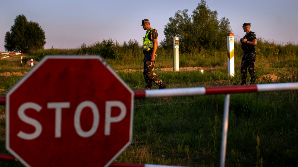 Papperslösa migranter tar sig påfallande "lätt" genom Belarus och fram till EU-gränsen mot de baltiska staterna, en vedergällning mot EU:s sanktioner. Dessa är en direkt följd av diktaturens brutala övergrepp på den egna befolkningen.