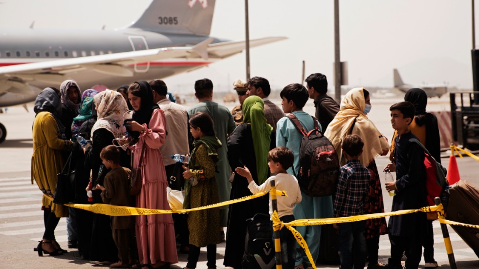 Afghaner är på väg för att flyga ut ur landet från Kabuls flygplats efter talibanernas maktövertagande. Folk ska hjälpas ut, inte tvingas in i landet.