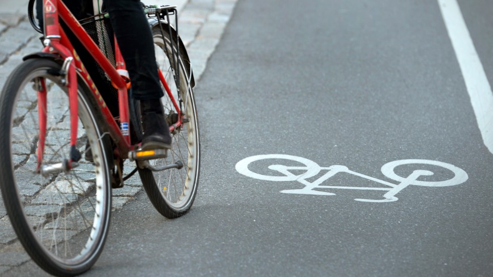 Alla som kör på hjul på våra fina cykelvägar måste lära sig att ge "omkörningssignal", menar insändarskribenten.
