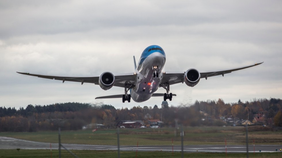 Här lyfter ett flygplan från Norrköpings flygplats. Utsläppen är försumbara, anser debattören. 