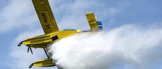 Flygplan vattenbombade skogsbrand i Boxholm