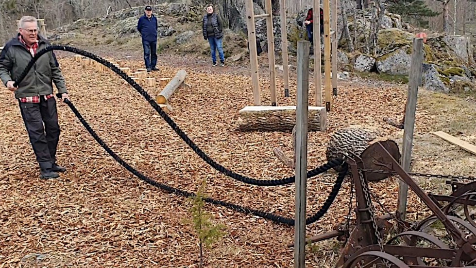 Lars Andersson testar att svinga de tjocka repen som sitter fast i en äldre harv.