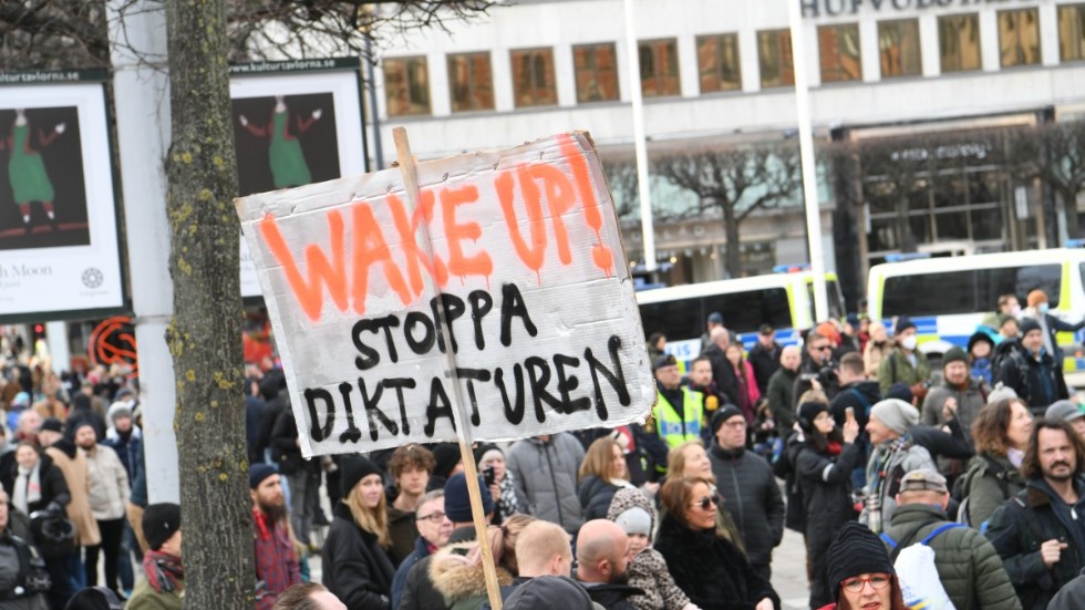 Den svenska rörelsen mot coronarestriktioner planerar för nya demonstrationer nästa lördag. Bilden är från en demonstration i Stockholm den 20 mars.