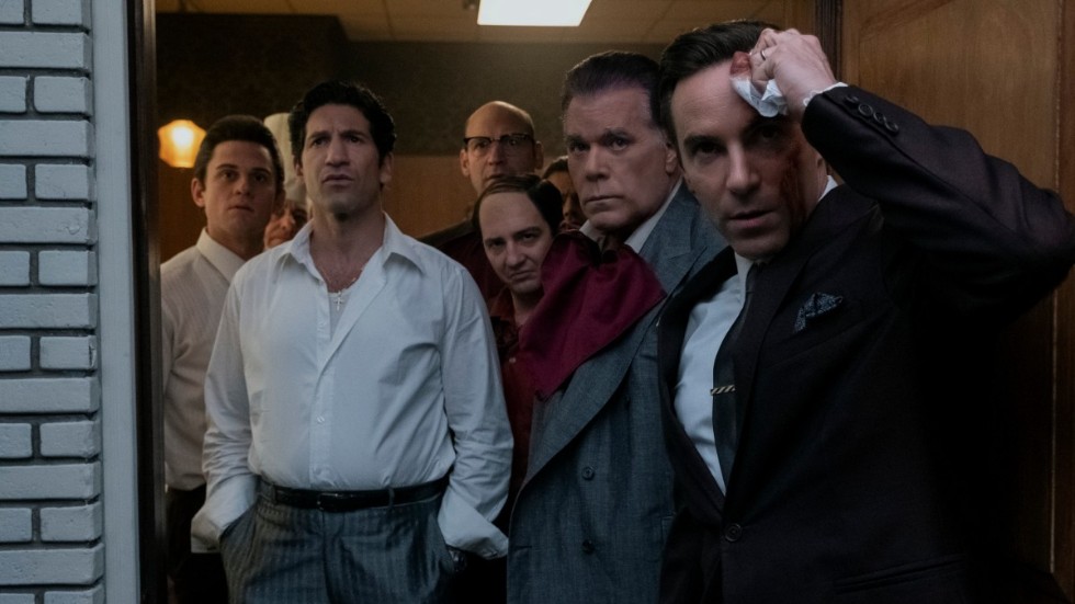 Sopranos familjepatologi rispas bara på ytan i filmen "The many saints of Newark", en föregångare till tv-serien "Sopranos" (1999–2007) som berättar om Tony Sopranos tonår.
